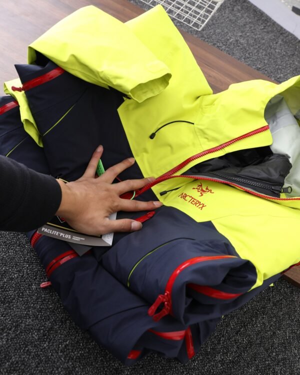 ARCTERYX/Beginner's Year of the Dragon Limited Edition 3-in-1 Jacket Year of the Dragon Limited Edition collection of ‘Dragon Scale’-inspired items for the Year of the Dragon. - Image 4