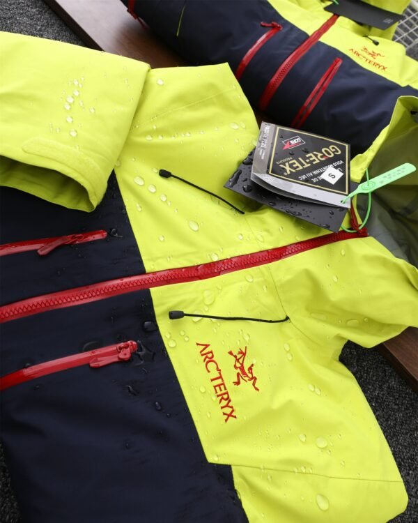 ARCTERYX/Beginner's Year of the Dragon Limited Edition 3-in-1 Jacket Year of the Dragon Limited Edition collection of ‘Dragon Scale’-inspired items for the Year of the Dragon. - Image 5