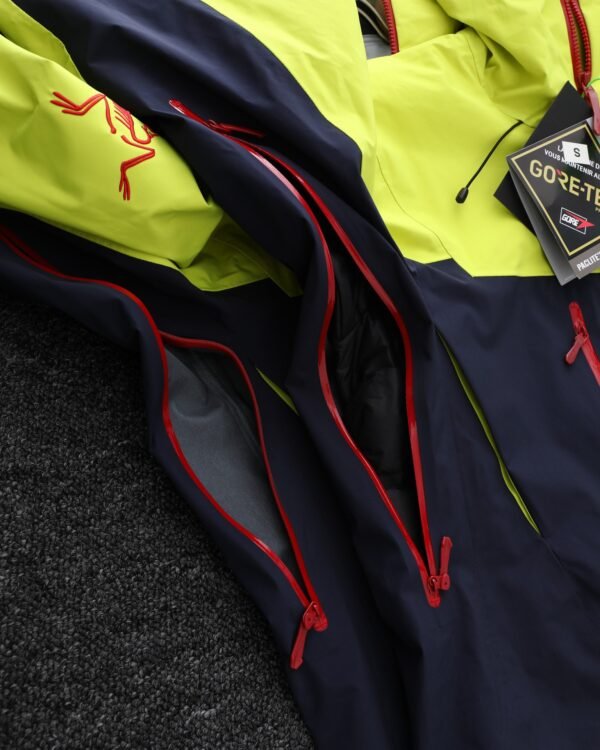 ARCTERYX/Beginner's Year of the Dragon Limited Edition 3-in-1 Jacket Year of the Dragon Limited Edition collection of ‘Dragon Scale’-inspired items for the Year of the Dragon. - Image 7