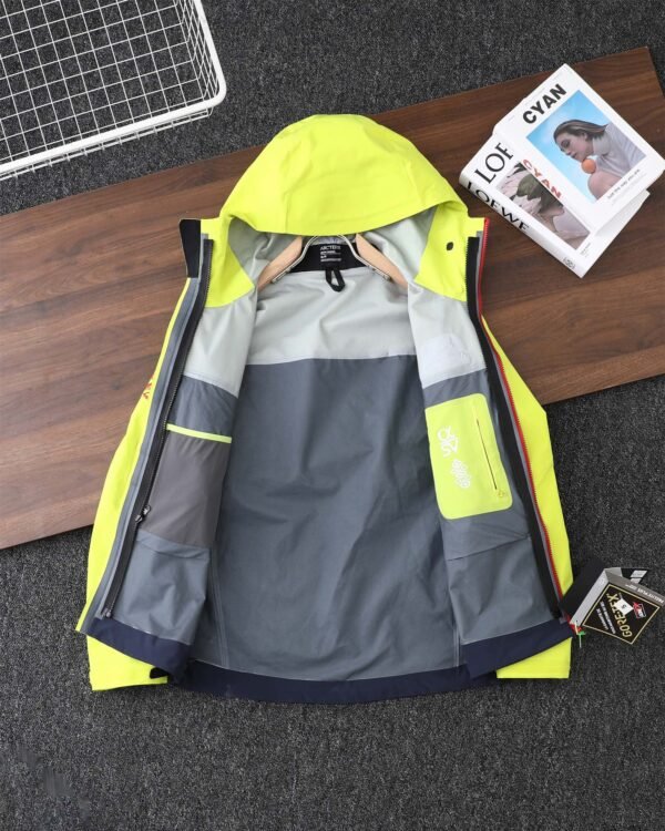 ARCTERYX/Beginner's Year of the Dragon Limited Edition 3-in-1 Jacket Year of the Dragon Limited Edition collection of ‘Dragon Scale’-inspired items for the Year of the Dragon. - Image 8
