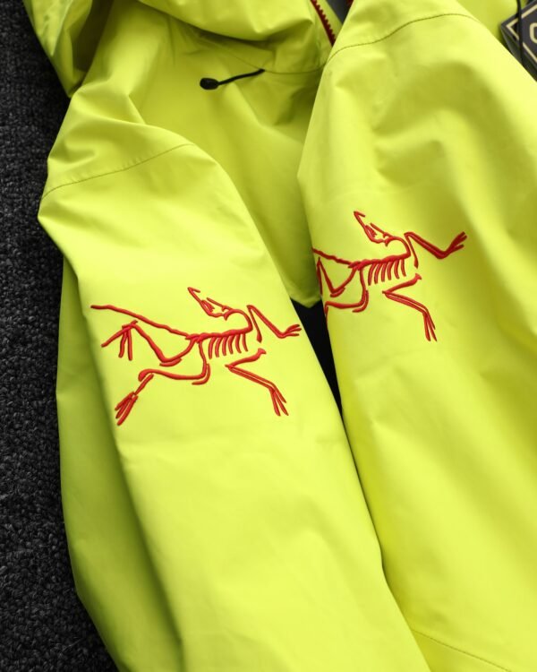 ARCTERYX/Beginner's Year of the Dragon Limited Edition 3-in-1 Jacket Year of the Dragon Limited Edition collection of ‘Dragon Scale’-inspired items for the Year of the Dragon. - Image 10