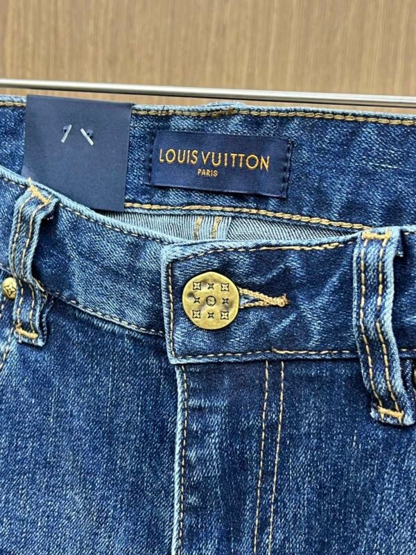 LV 🔥🔥🔥🔥🔥 High-end custom 2024 fall and winter counter synchronization new jeans - Image 5