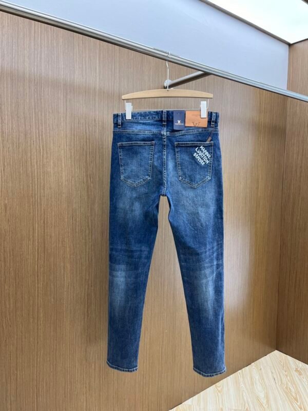 LV 🔥🔥🔥🔥🔥 High-end custom 2024 fall and winter counter synchronization new jeans - Image 8