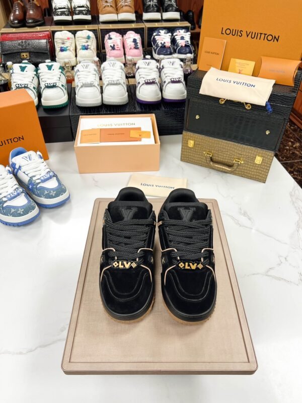 Louis Vuitton Sneakers/Black