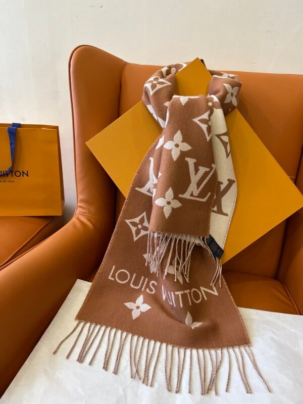 Louis Vuitton Classic Scarf - Image 4