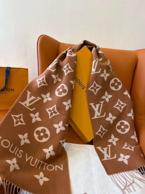 Louis Vuitton Classic Scarf - Image 5