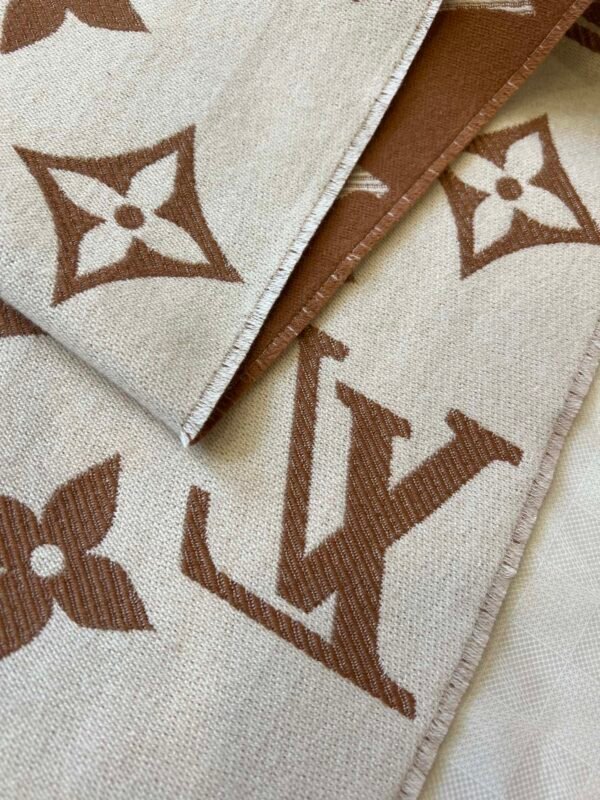 Louis Vuitton Classic Scarf - Image 7