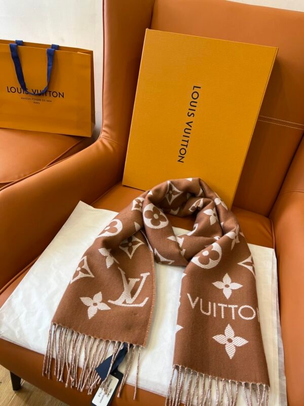 Louis Vuitton Classic Scarf - Image 8