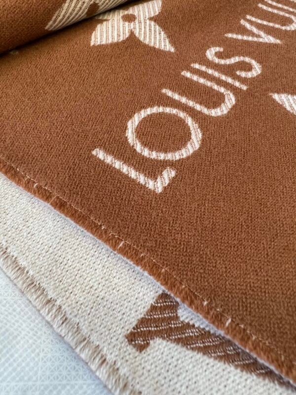 Louis Vuitton Classic Scarf - Image 9