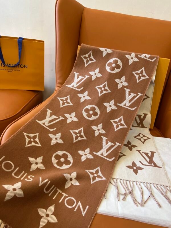 Louis Vuitton Classic Scarf - Image 10