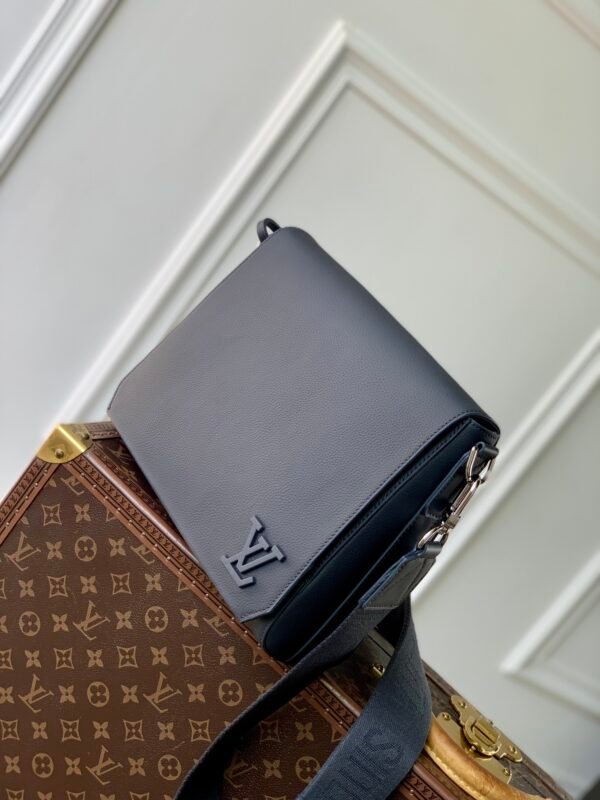 Takeoff Medium Messenger Bag in LV Aerogram grained cowhide leather. - Image 3