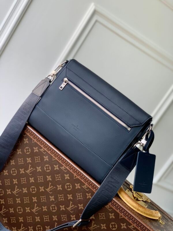 Takeoff Medium Messenger Bag in LV Aerogram grained cowhide leather. - Image 4