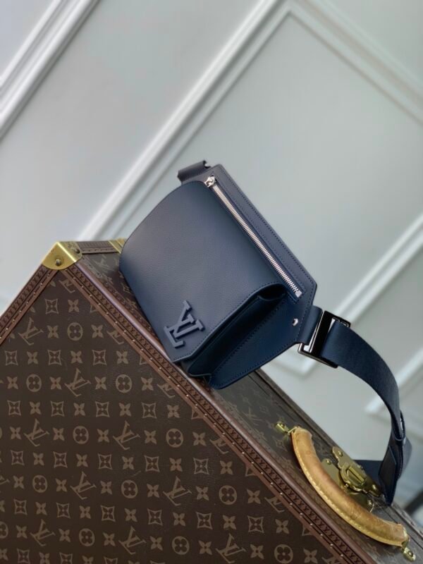 Men's New LV Aerogram Shoulder Bag - Image 3