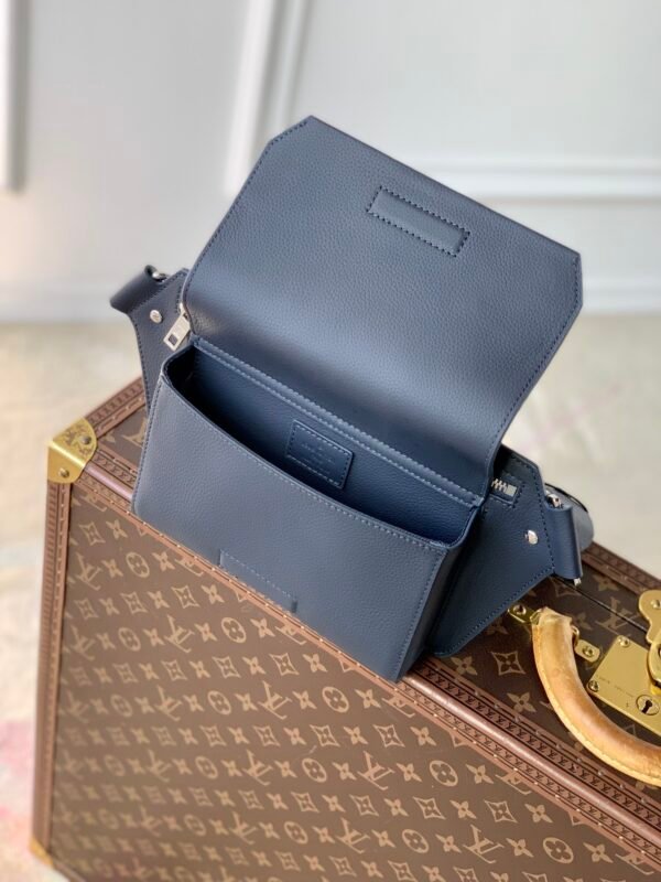 Men's New LV Aerogram Shoulder Bag - Image 9