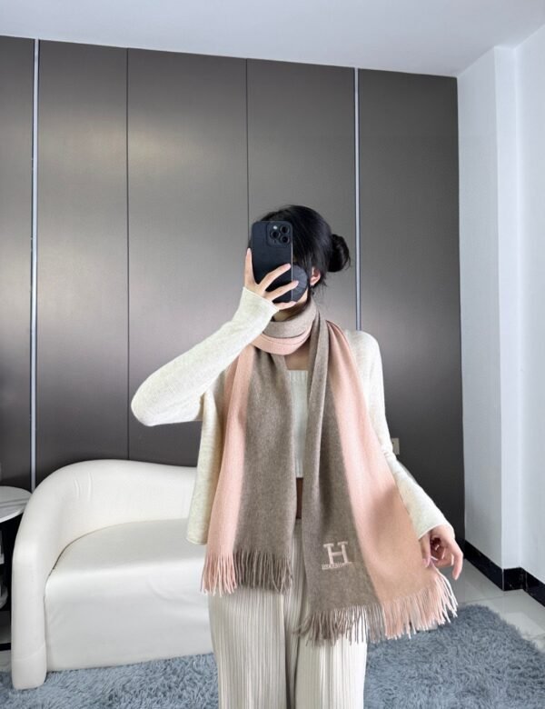 New! Men's and women's models, 100% pure cashmere Hermes (Hermes) synchronized counters, high-end cashmere knitted scarves - Image 2