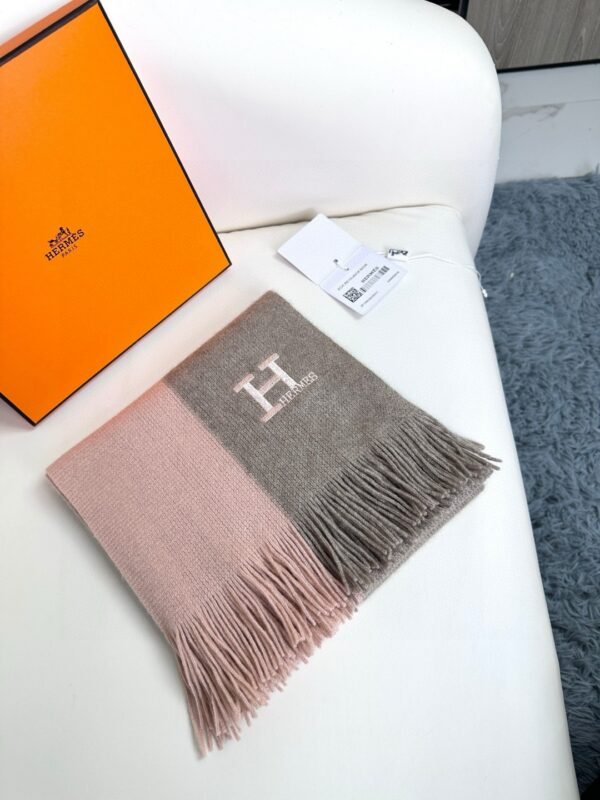 New! Men's and women's models, 100% pure cashmere Hermes (Hermes) synchronized counters, high-end cashmere knitted scarves - Image 6