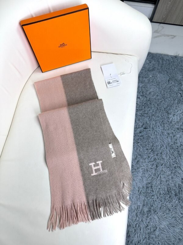 New! Men's and women's models, 100% pure cashmere Hermes (Hermes) synchronized counters, high-end cashmere knitted scarves - Image 4