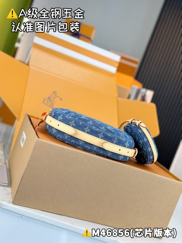 Louis Vuitton CROISSANT Medium Handbag - Image 5