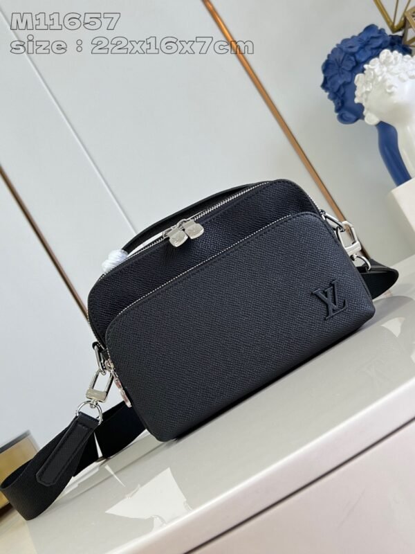 Louis Vuitton Avenue Messenger Bag in Taïga Cow Leather