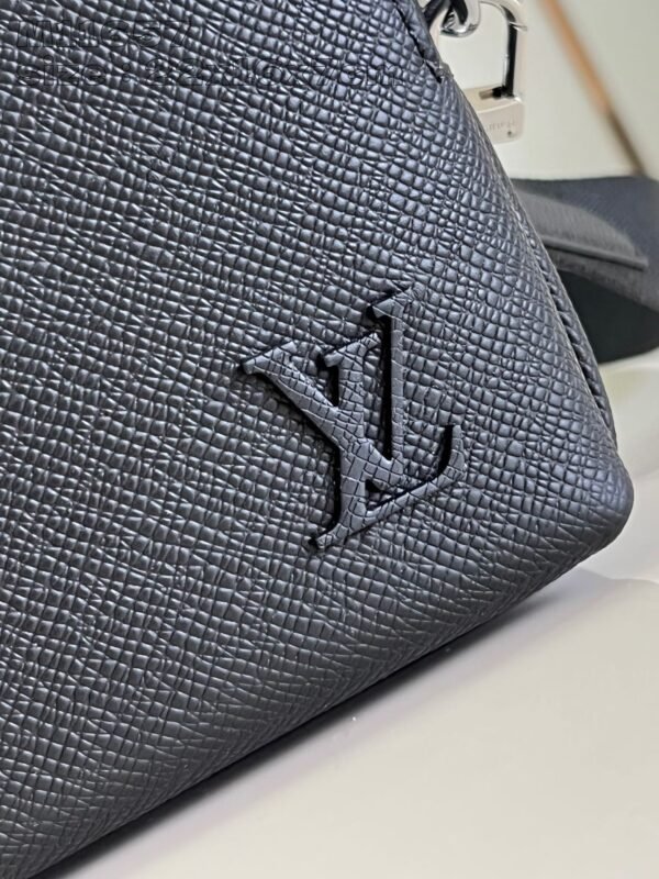 Louis Vuitton Avenue Messenger Bag in Taïga Cow Leather - Image 3