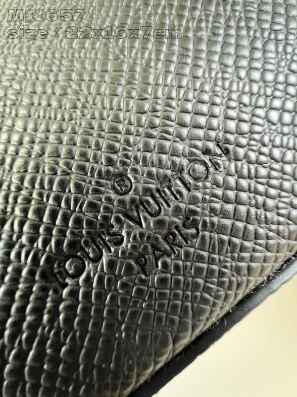 Louis Vuitton Avenue Messenger Bag in Taïga Cow Leather - Image 6