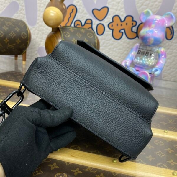 Louis Vuitton Shoulder Bag - Image 5