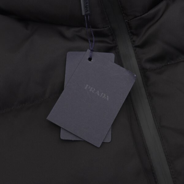 Prada chest pocket lock button down jacket On the version of the design as well as the material belongs to the pinnacle of the down jacket - Image 8