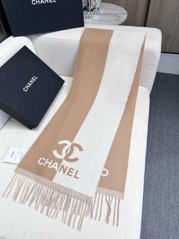 𝐂𝐇𝐀𝐍𝐄𝐋New “Reversible Color Blocking Jacquard” Nude Pink Scarf - Image 5