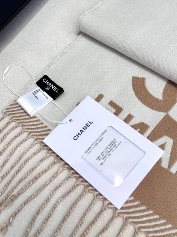 𝐂𝐇𝐀𝐍𝐄𝐋New “Reversible Color Blocking Jacquard” Nude Pink Scarf - Image 3