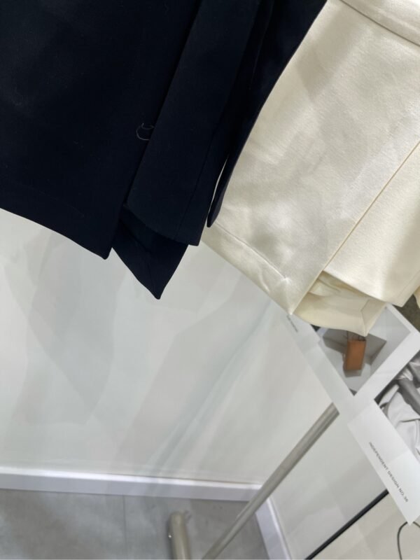 DIOR 💥High-end quality guarantee👍🏻 exclusive first 😘💯Overseas original single💯[D black and white gold buckle lap piece skirt pants] - Image 6