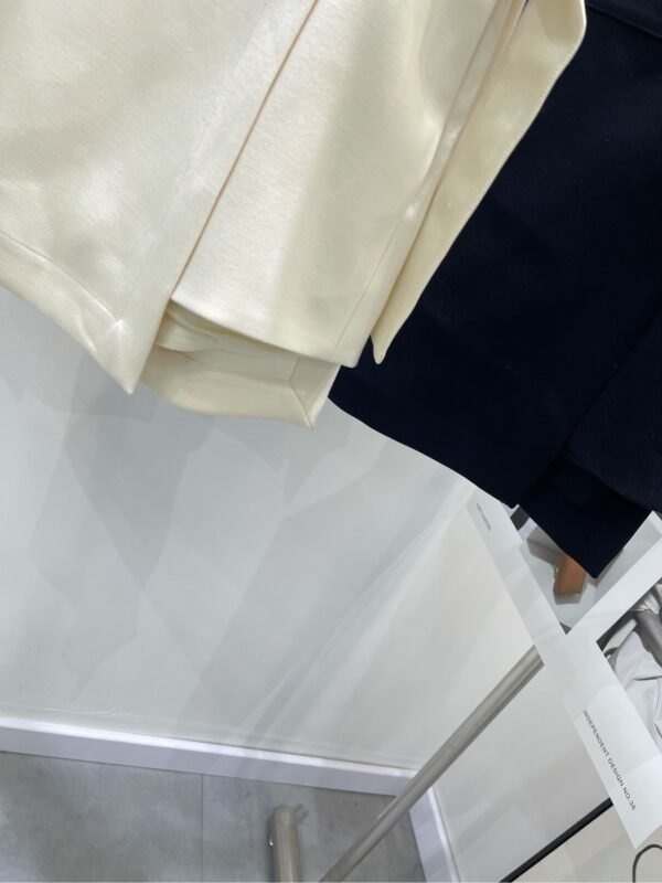 DIOR 💥High-end quality guarantee👍🏻 exclusive first 😘💯Overseas original single💯[D black and white gold buckle lap piece skirt pants] - Image 4