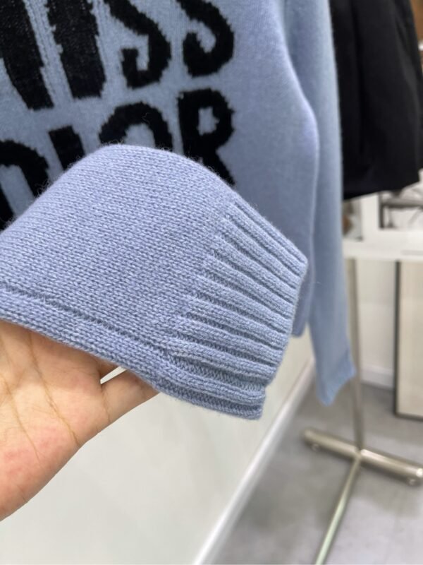 DIOR💥High-end quality guarantee👍🏻Exclusive first 😘💯Overseas original single💯[DR haze blue large letters long sleeve round neck sweater] - Image 9