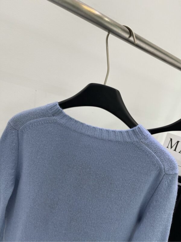 DIOR💥High-end quality guarantee👍🏻Exclusive first 😘💯Overseas original single💯[DR haze blue large letters long sleeve round neck sweater] - Image 7