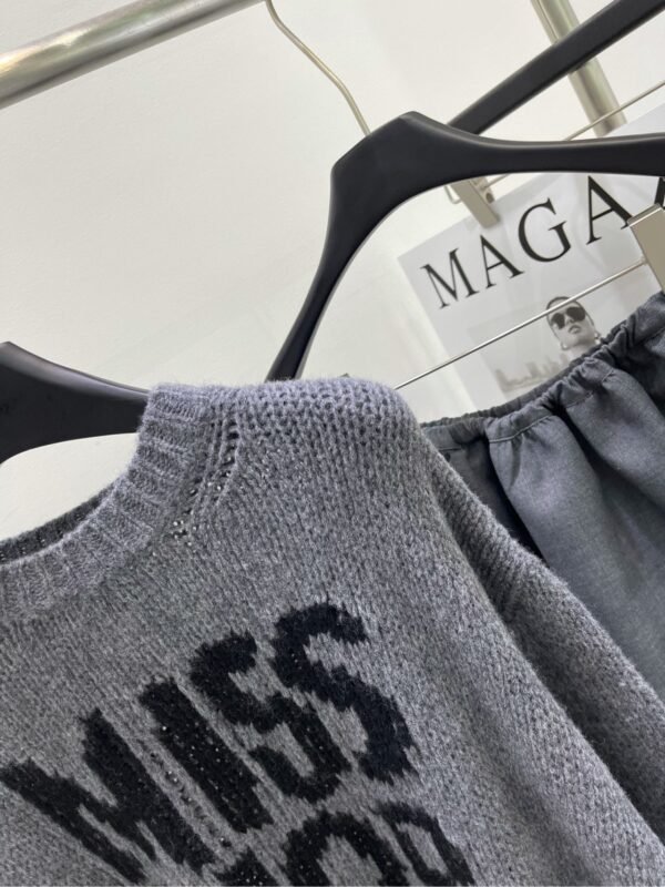 DIOR 💥High-end quality guarantee👍🏻Exclusive first 😘💯Overseas original single💯[D Gray and black large letters loose sweater] - Image 4