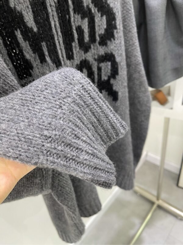 DIOR 💥High-end quality guarantee👍🏻Exclusive first 😘💯Overseas original single💯[D Gray and black large letters loose sweater] - Image 5