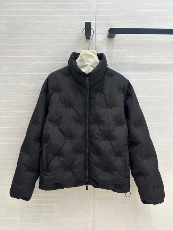 BURBERRY 😍 High-end quality assurance 👍 exclusive first 😘💋💋 down on the new 🎊 Burb**ry 24 Early Fall Counter Explosion Equestrian Rider Logo Embroidery Embossed Down Jacket - Image 7