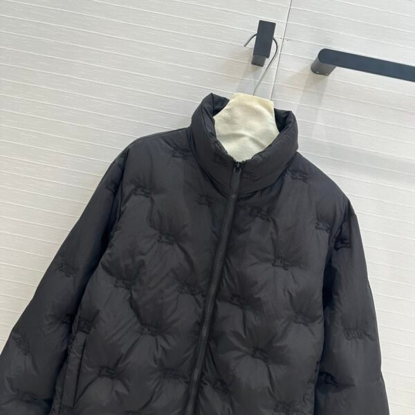 BURBERRY 😍 High-end quality assurance 👍 exclusive first 😘💋💋 down on the new 🎊 Burb**ry 24 Early Fall Counter Explosion Equestrian Rider Logo Embroidery Embossed Down Jacket - Image 5