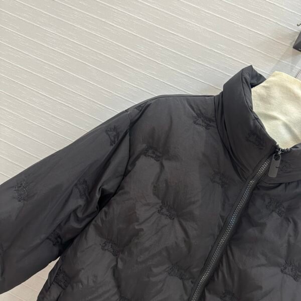 BURBERRY 😍 High-end quality assurance 👍 exclusive first 😘💋💋 down on the new 🎊 Burb**ry 24 Early Fall Counter Explosion Equestrian Rider Logo Embroidery Embossed Down Jacket - Image 6