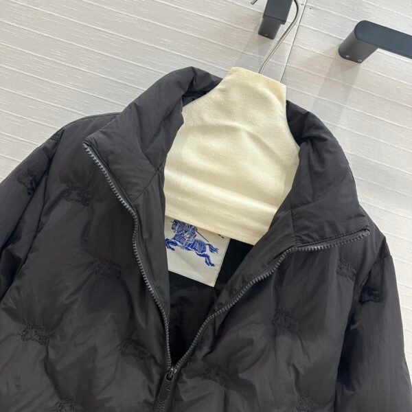 BURBERRY 😍 High-end quality assurance 👍 exclusive first 😘💋💋 down on the new 🎊 Burb**ry 24 Early Fall Counter Explosion Equestrian Rider Logo Embroidery Embossed Down Jacket - Image 3