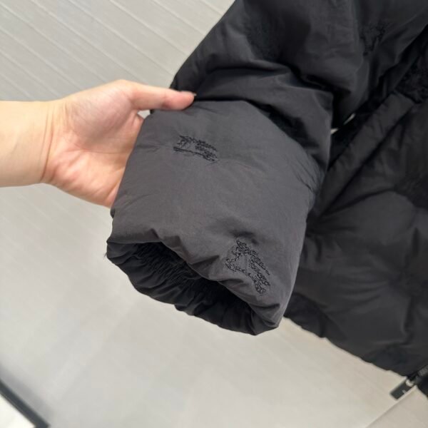 BURBERRY 😍 High-end quality assurance 👍 exclusive first 😘💋💋 down on the new 🎊 Burb**ry 24 Early Fall Counter Explosion Equestrian Rider Logo Embroidery Embossed Down Jacket - Image 9