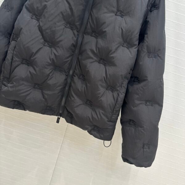 BURBERRY 😍 High-end quality assurance 👍 exclusive first 😘💋💋 down on the new 🎊 Burb**ry 24 Early Fall Counter Explosion Equestrian Rider Logo Embroidery Embossed Down Jacket - Image 2