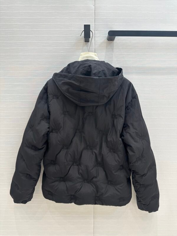 BURBERRY 😍 High-end quality assurance 👍 exclusive first 😘💋💋 down on the new 🎊 Burb**ry 24 Early Fall Counter Explosion Equestrian Rider Logo Embroidery Embossed Down Jacket - Image 8