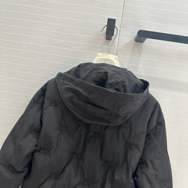 BURBERRY 😍 High-end quality assurance 👍 exclusive first 😘💋💋 down on the new 🎊 Burb**ry 24 Early Fall Counter Explosion Equestrian Rider Logo Embroidery Embossed Down Jacket - Image 10