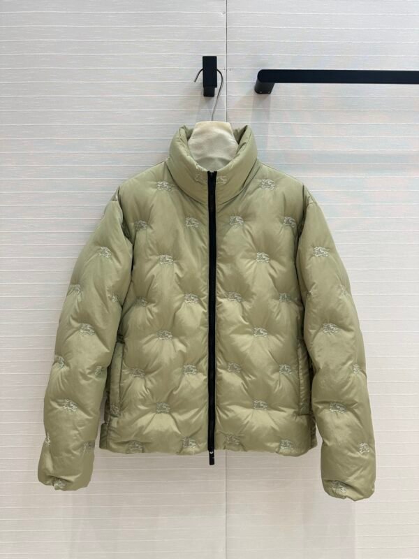 BURBERRY 😍 High-end quality assurance 👍 exclusive first 😘💋💋 down on the new 🎊 Burb**ry 24 Early Fall Counter Explosion Equestrian Rider Logo Embroidery Embossed Down Jacket