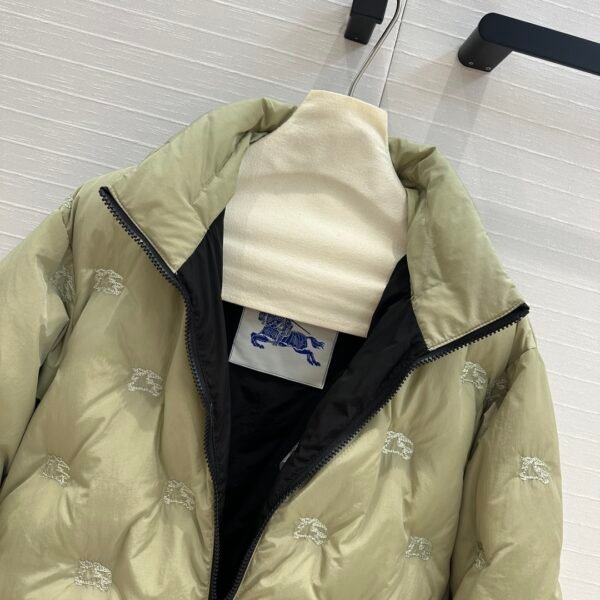 BURBERRY 😍 High-end quality assurance 👍 exclusive first 😘💋💋 down on the new 🎊 Burb**ry 24 Early Fall Counter Explosion Equestrian Rider Logo Embroidery Embossed Down Jacket - Image 3