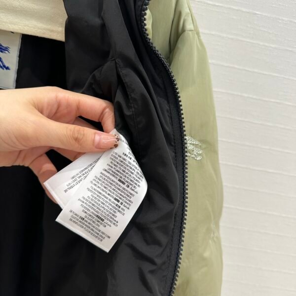 BURBERRY 😍 High-end quality assurance 👍 exclusive first 😘💋💋 down on the new 🎊 Burb**ry 24 Early Fall Counter Explosion Equestrian Rider Logo Embroidery Embossed Down Jacket - Image 4