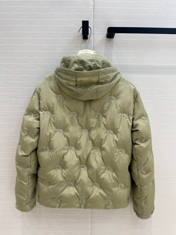 BURBERRY 😍 High-end quality assurance 👍 exclusive first 😘💋💋 down on the new 🎊 Burb**ry 24 Early Fall Counter Explosion Equestrian Rider Logo Embroidery Embossed Down Jacket - Image 9