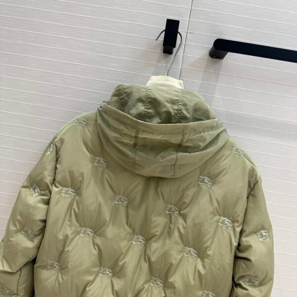 BURBERRY 😍 High-end quality assurance 👍 exclusive first 😘💋💋 down on the new 🎊 Burb**ry 24 Early Fall Counter Explosion Equestrian Rider Logo Embroidery Embossed Down Jacket - Image 2