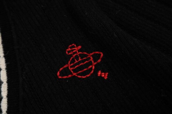 Vivi129 #P175 „EXKLUSIV vivienne west wald herbst/winter 24 rotes label zeigen modelle vertikale streifen durchbrochene gestrickte blütenkragen design strickjacke - Image 2