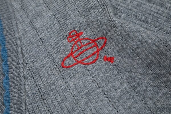 Vivi129 #P175 „EXKLUSIV vivienne west wald herbst/winter 24 rotes label zeigen modelle vertikale streifen durchbrochene gestrickte blütenkragen design strickjacke - Image 6